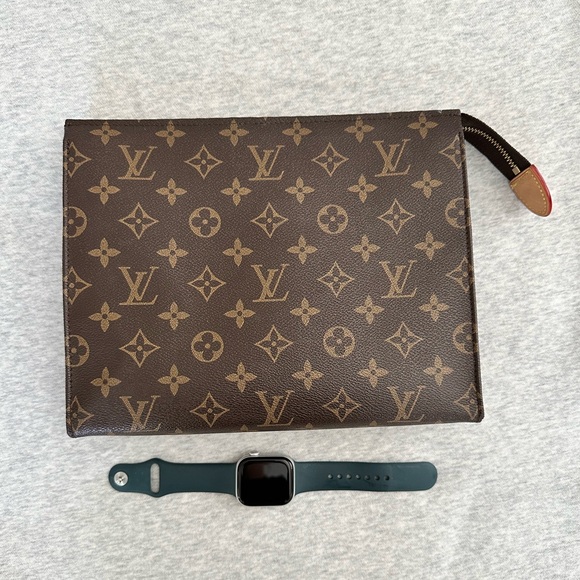 LV Toiletry Pouch GM - Picture 4 of 13